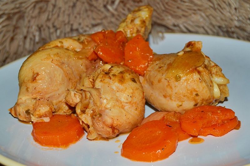 Duszone pałki z kurczaka z marchewką Duszone pałki z kurczaka z marchewką