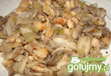 Duszone pieczarki z indykiem