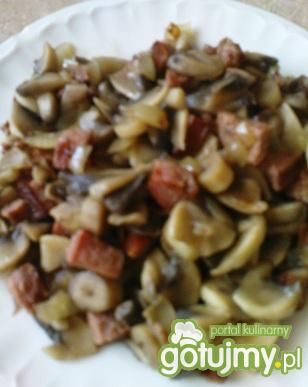 Duszone pieczarki z kiełbaską