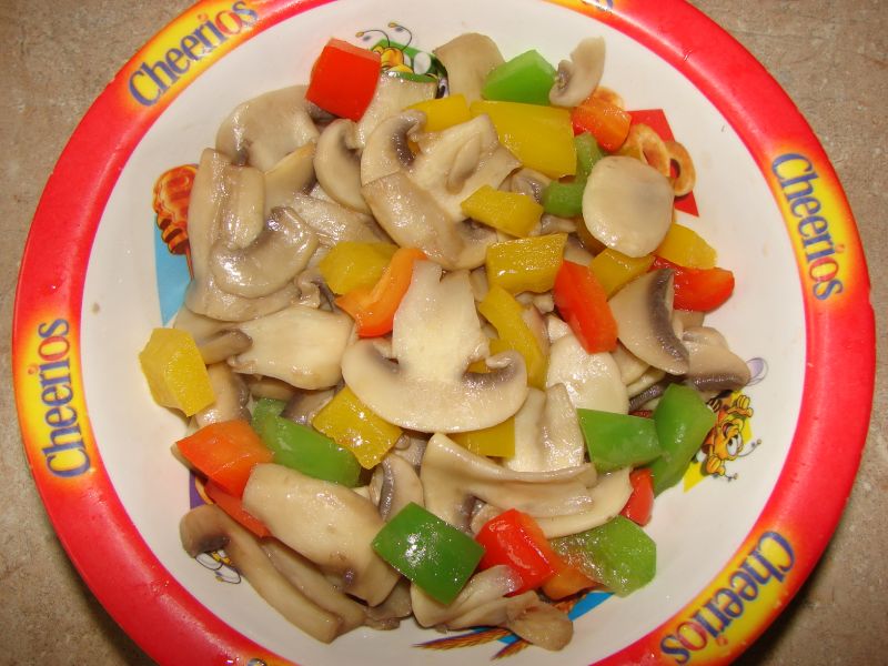 Duszone pieczarki z papryką.