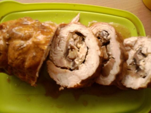 Duszone roladki z pieczarkami i serem 