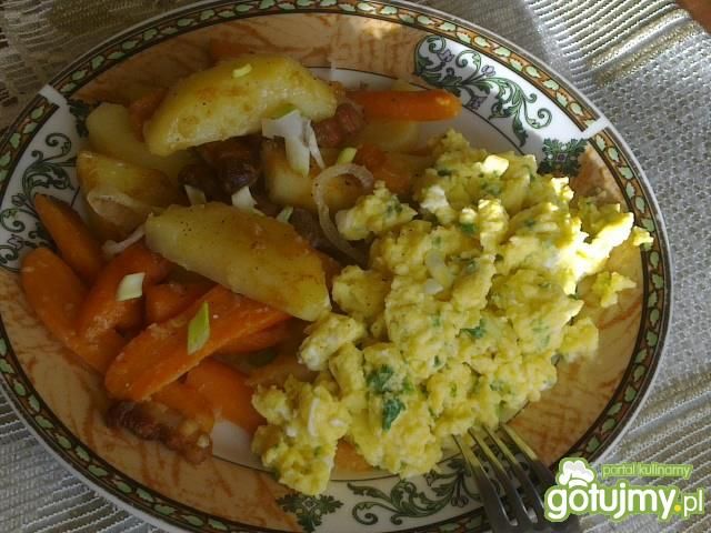 Duszone warzywa podane z jajecznicą 