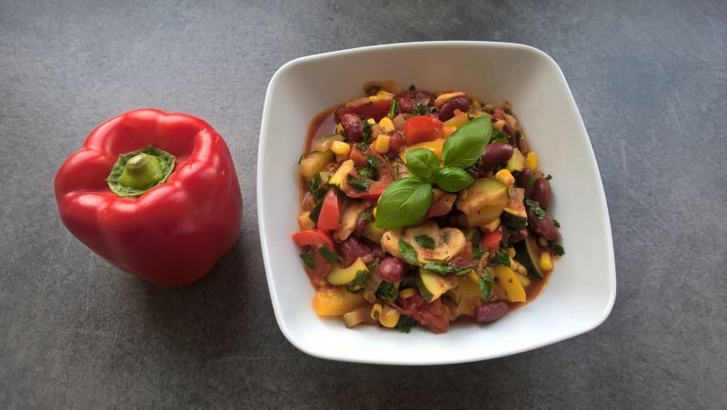 Duszone warzywa z pieczarkami i natką pietruszki Duszone warzywa z pieczarkami i natką pietruszki