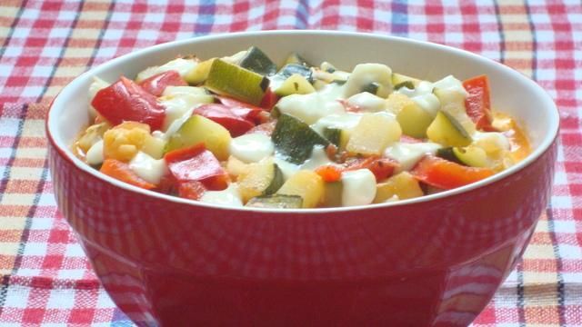 Duszone warzywa z włoskim serem