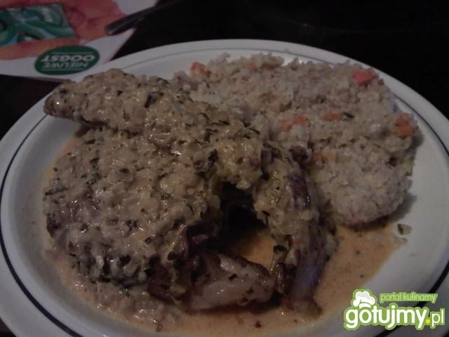 Duszone żeberka w sosie śmietanowym.