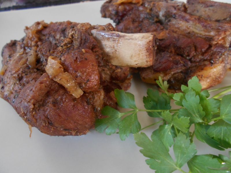 Duszone żeberka z cebulą