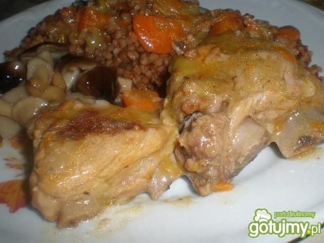 Duszone żeberka z porem i marchewką 