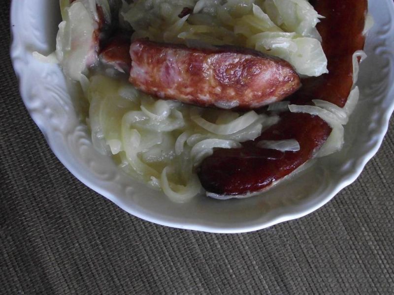 Duszonka cebulowo-czosnkowa z kiełbasą 