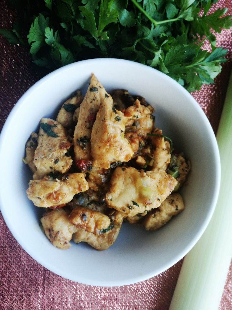 Duszony filet z kurczaka z porem 