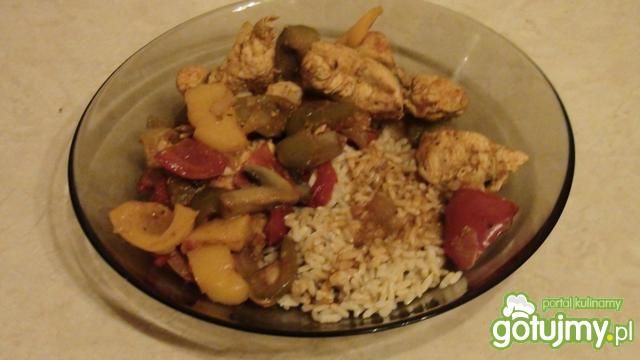 Duszony kolorowy kurczak