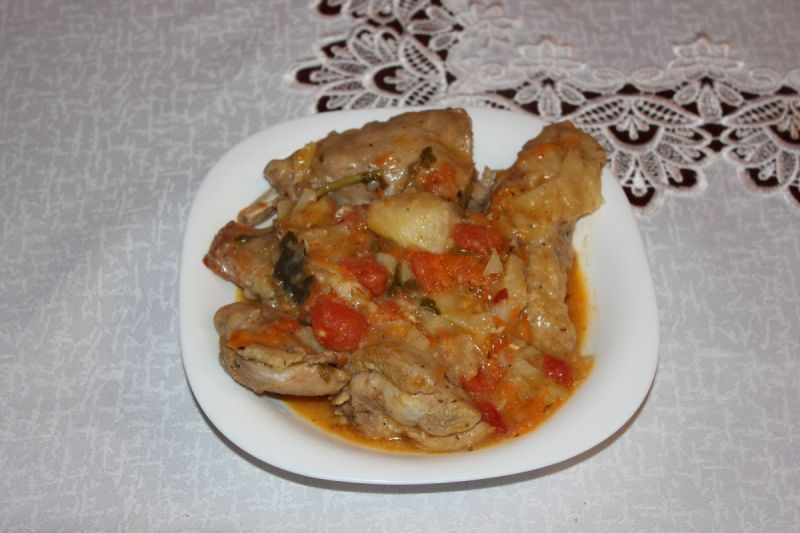 Duszony królik w sosie pomidorowym  Duszony królik w sosie pomidorowym