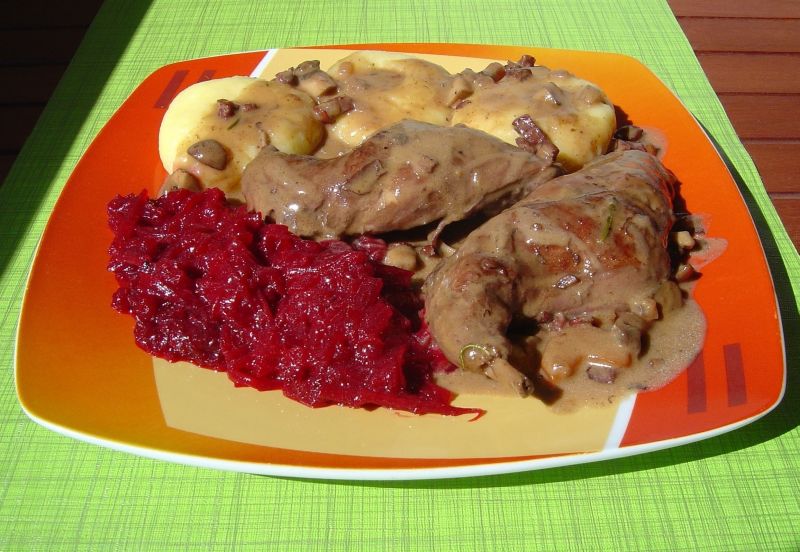 Duszony królik w sosie rozmarynowym