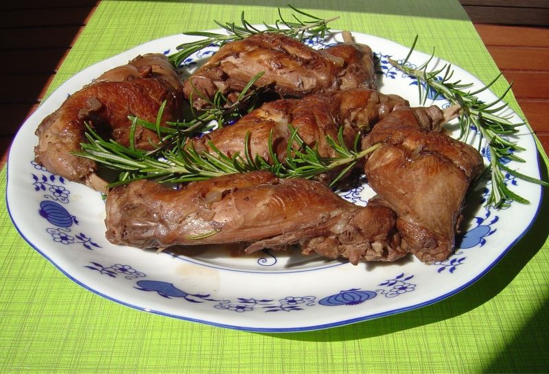 Duszony królik w sosie rozmarynowym