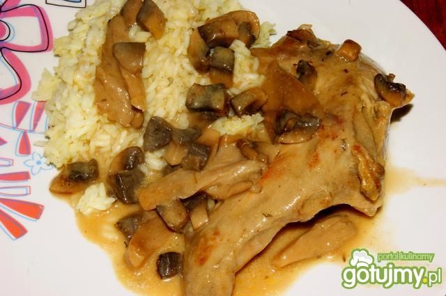 Duszony królik z boczniakami i ryżem