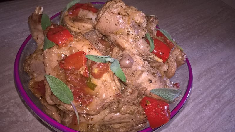 Duszony królik z papryką i pomidorami