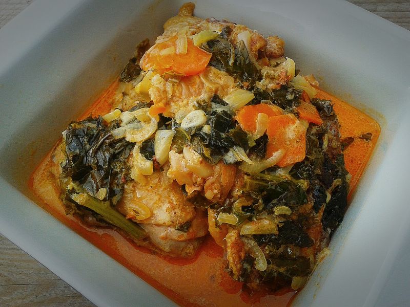 Duszony paprykowy kurczak z jarmużem Duszony paprykowy kurczak z jarmużem