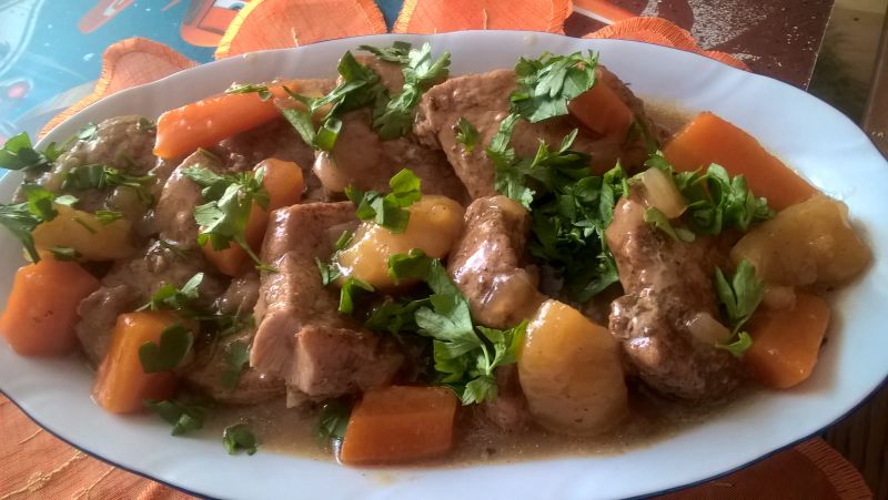 Duszony schab z marchewką i jabłkami