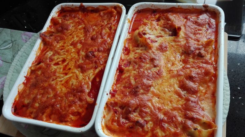 Duże muszle nadziewane mięsem w sosie pomidorowym