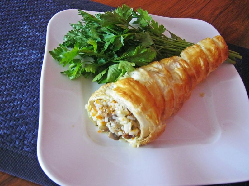 Duże rurki nadziane ryżem, marchewką i grzybami