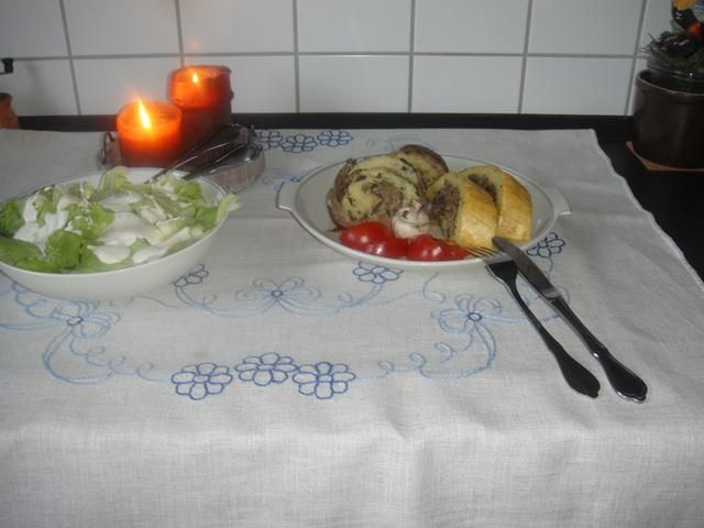 Dwie,prawie jednakowe rolady. Dwie,prawie jednakowe rolady.