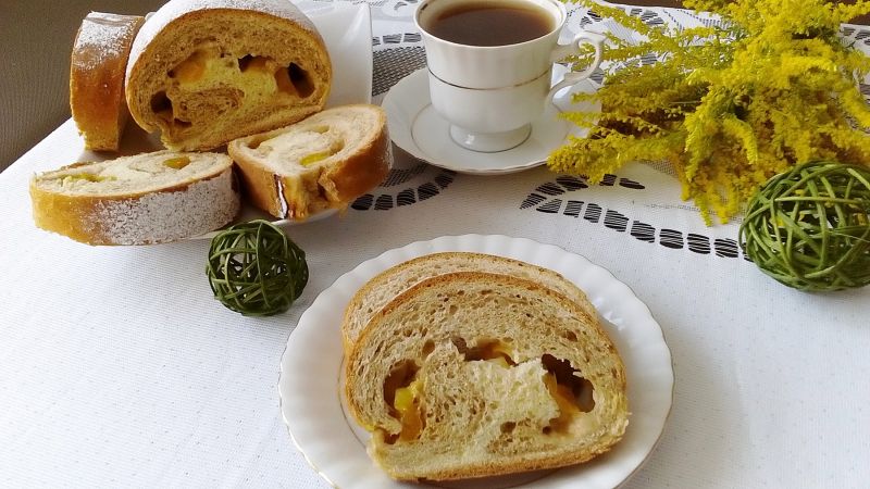 Dwu kolorowa rolada drożdżowa z mirabelkami  Dwu kolorowa rolada drożdżowa z mirabelkami