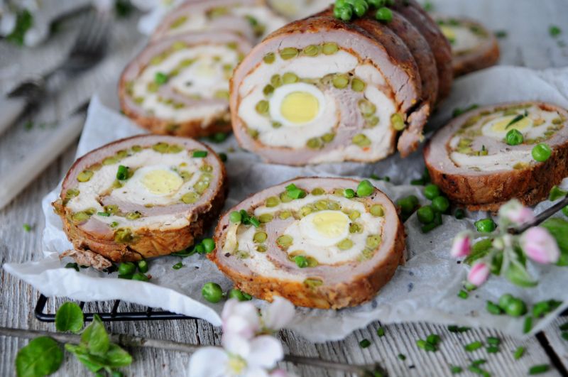 Dwukolorowa roladka z jajkiem przepiórczym