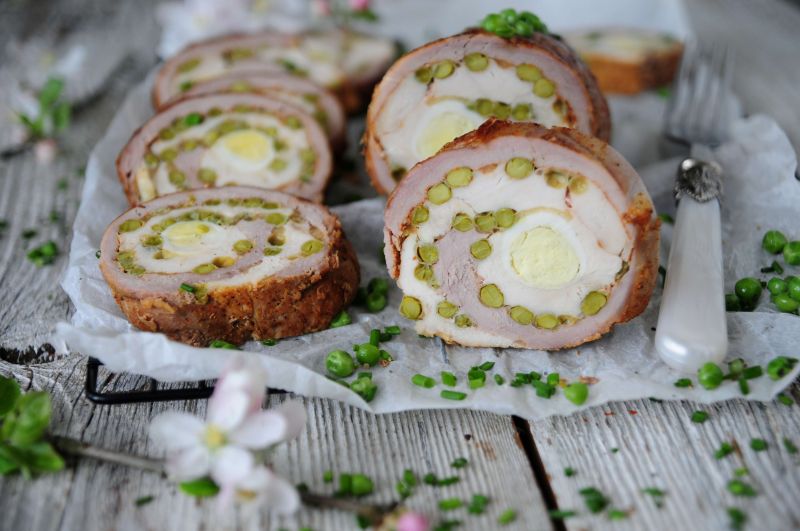 Dwukolorowa roladka z jajkiem przepiórczym