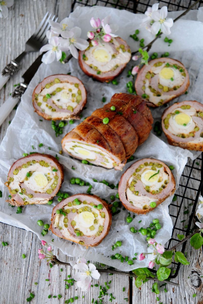 Dwukolorowa roladka z jajkiem przepiórczym