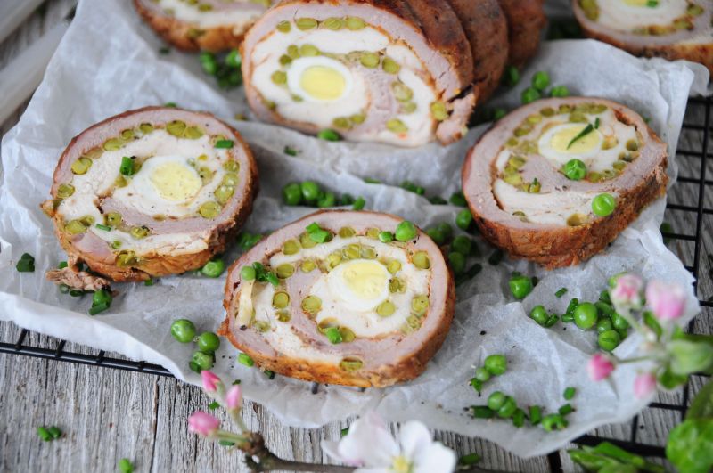 Dwukolorowa roladka z jajkiem przepiórczym