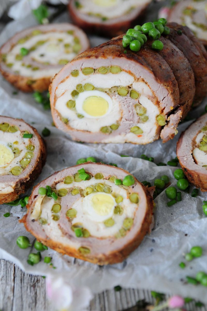 Dwukolorowa roladka z jajkiem przepiórczym