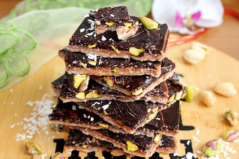 Dwukolorowa wege czekolada kokosowa z pistacjami