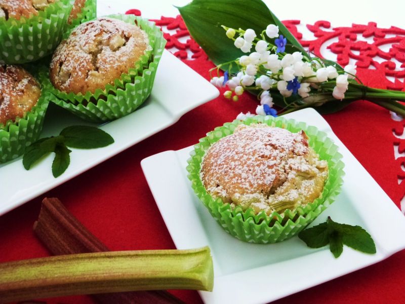 Dwukolorowe babeczki z rabarbarem Dwukolorowe babeczki z rabarbarem