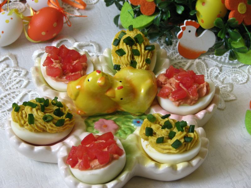 Dwukolorowe jajka faszerowane