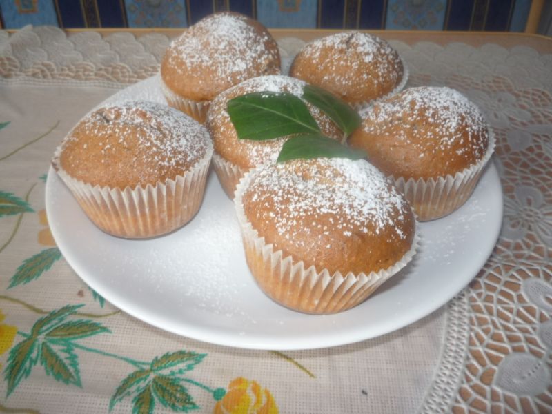 Dwukolorowe muffinki z nadzieniem różanym Dwukolorowe muffinki z nadzieniem różanym
