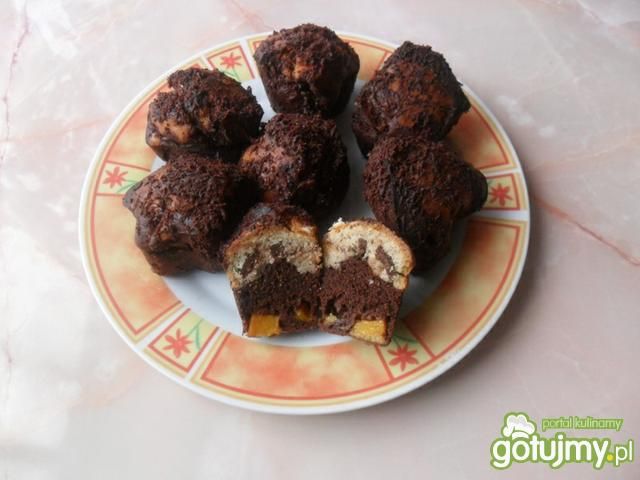 Dwukolorowe muffiny z brzoskwiniami Dwukolorowe muffiny z brzoskwiniami