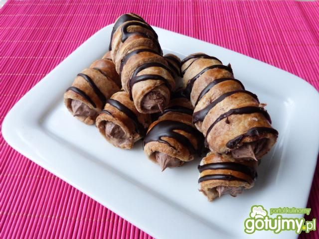 Dwukolorowe rurki z kremem czekoladowym Dwukolorowe rurki z kremem czekoladowym