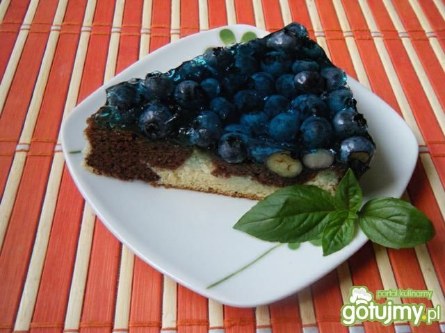 Dwukolorowy biszkopt z borówkami 