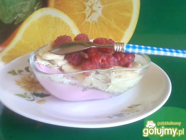 Dwukolorowy deser z owocami. Dwukolorowy deser z owocami.