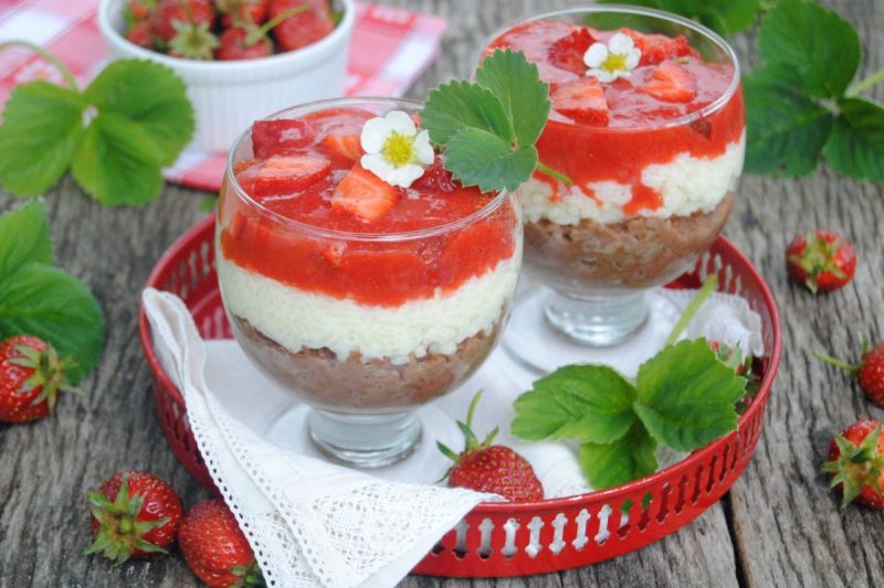 Dwukolorowy pudding ryżowy z truskawkami