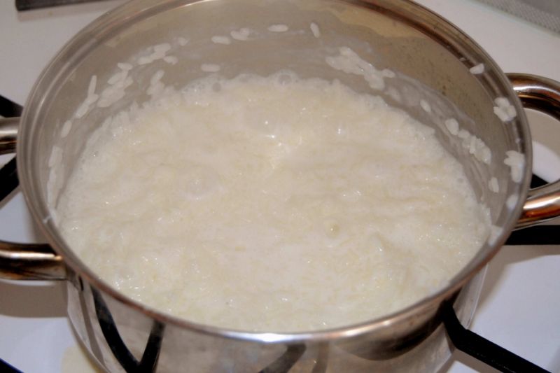 Dwukolorowy pudding ryżowy z truskawkami