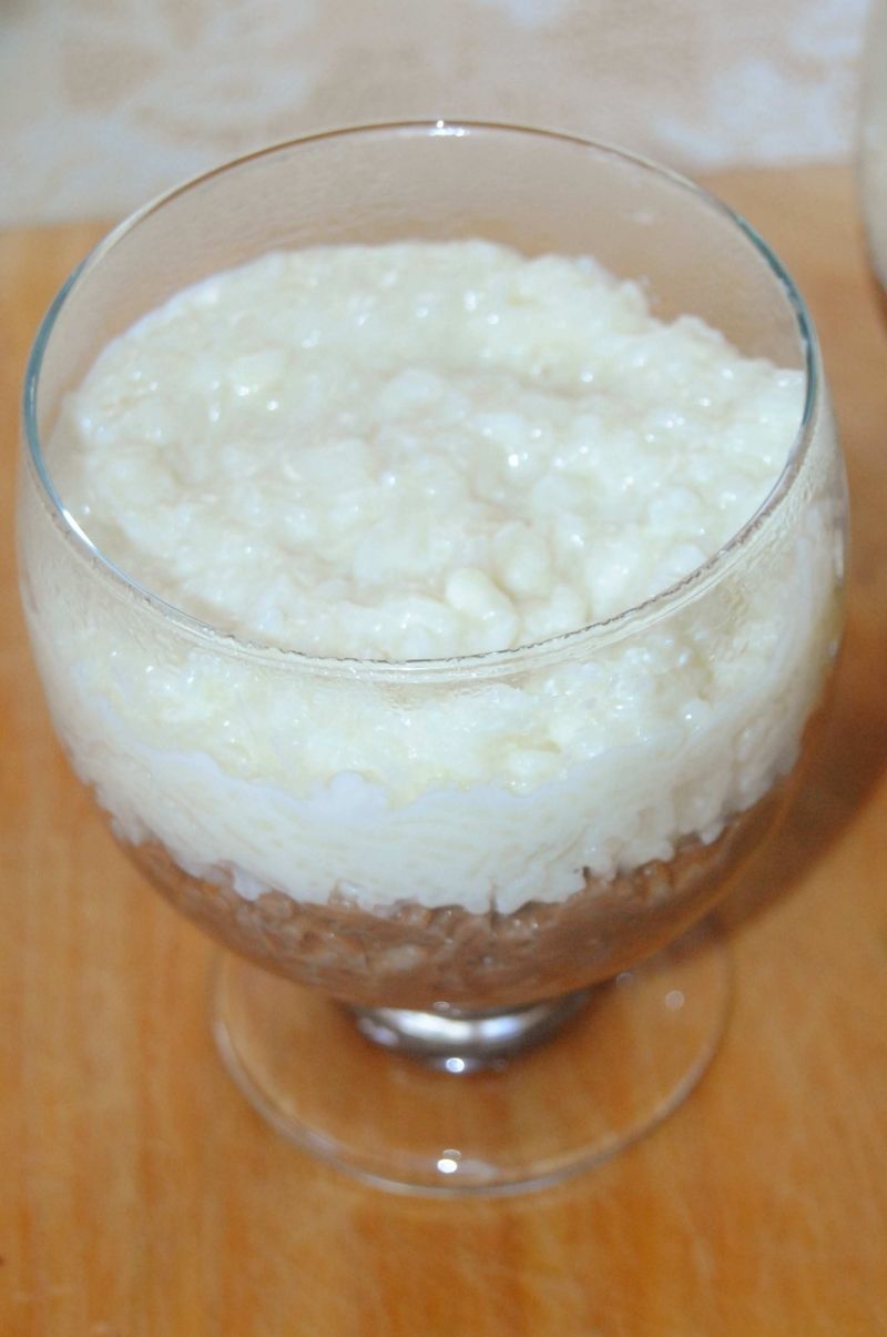 Dwukolorowy pudding ryżowy z truskawkami