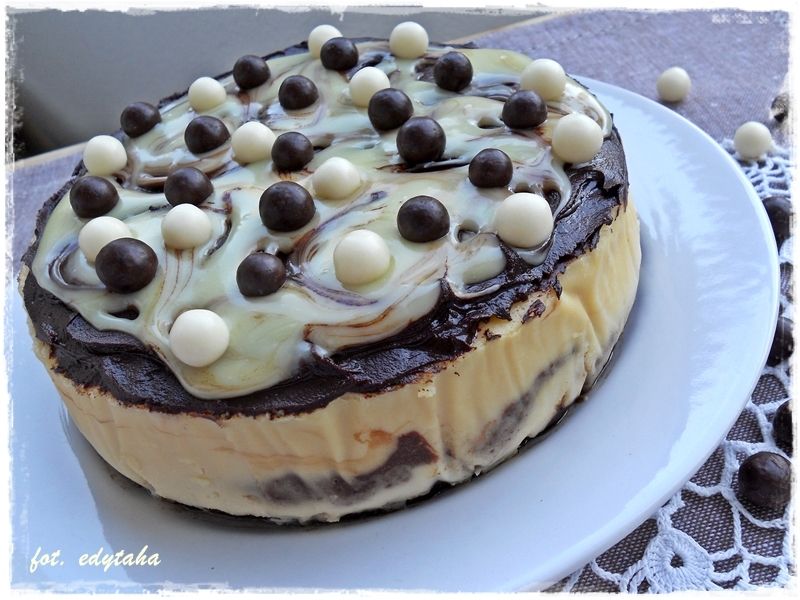 Dwukolorowy sernik bardzo czekoladowy