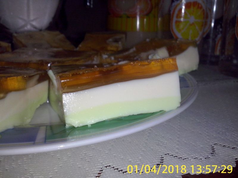 Dwukolorowy sernik na zimno z bananami i galaretką