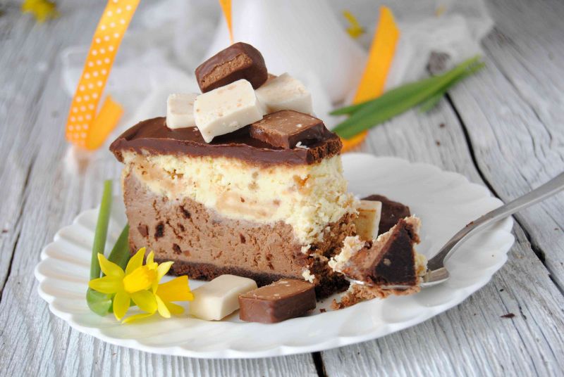 Dwukolorowy sernik z michałkami