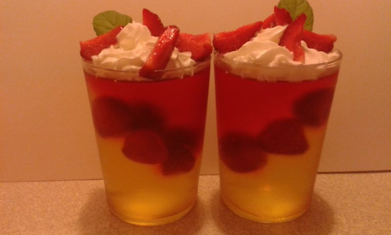 Dwusmakowa galaretka z truskawkami