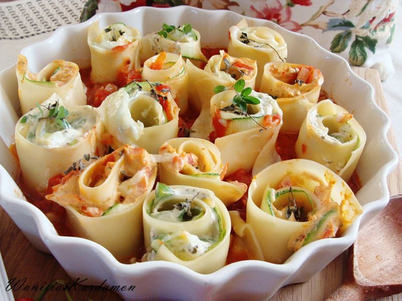 Dwusmakowe makaronowe roladki w pomidorach