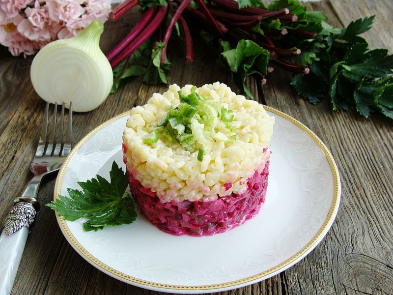 Dwuwarstwowa sałatka z buraczkiem i makaronem Dwuwarstwowa sałatka z buraczkiem i makaronem