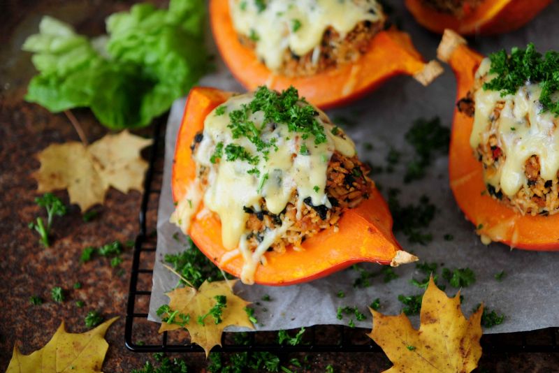 Dynia faszerowana ryżem, jarmużem i mięsem mielony