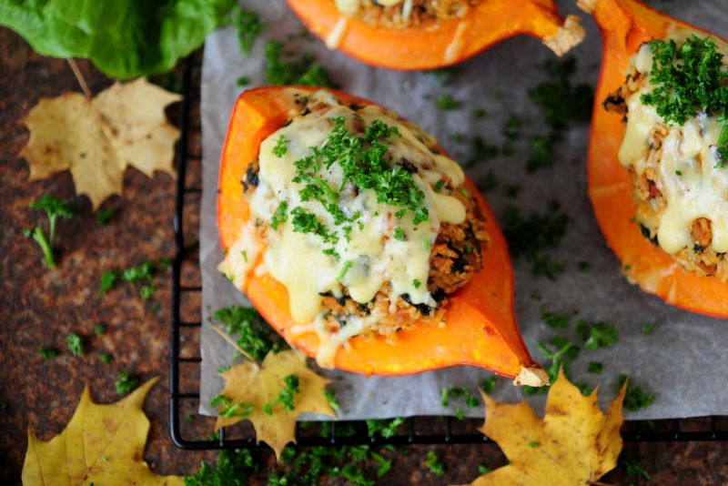 Dynia faszerowana ryżem, jarmużem i mięsem mielony