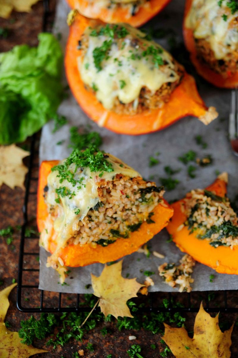 Dynia faszerowana ryżem, jarmużem i mięsem mielony